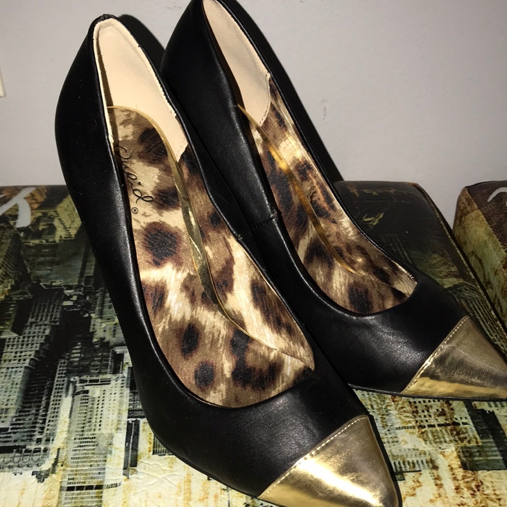 Black with gold toe pumps